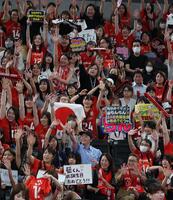 高橋藍の誕生日を祝福するファン（撮影・金田祐二）