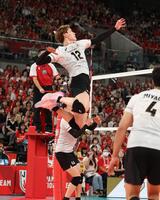 第３セット、バックアタックを決める高橋藍（撮影・金田祐二）