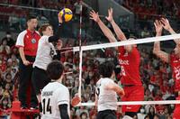 第３セット、ポイントをきめる高橋藍（撮影・金田祐二）