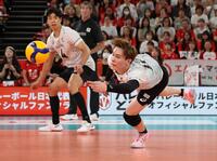 第２セット、スパイクに飛び込む高橋藍（撮影・金田祐二）