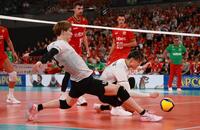 第２セット、高橋藍は足でボールを追うも届かず（撮影・金田祐二）