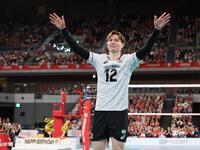 会場の祝福に応える高橋藍（撮影・金田祐二）