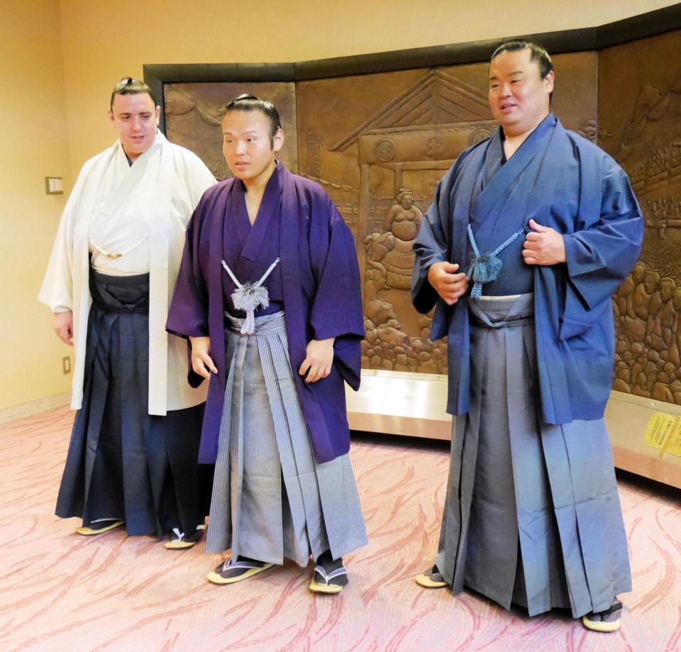 　力士会で関取衆に挨拶を行った（左から）岩友親方、湊川親方、振分親方