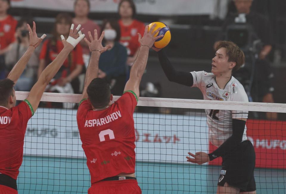 第１セット、ポイントを奪う高橋藍（撮影・金田祐二）