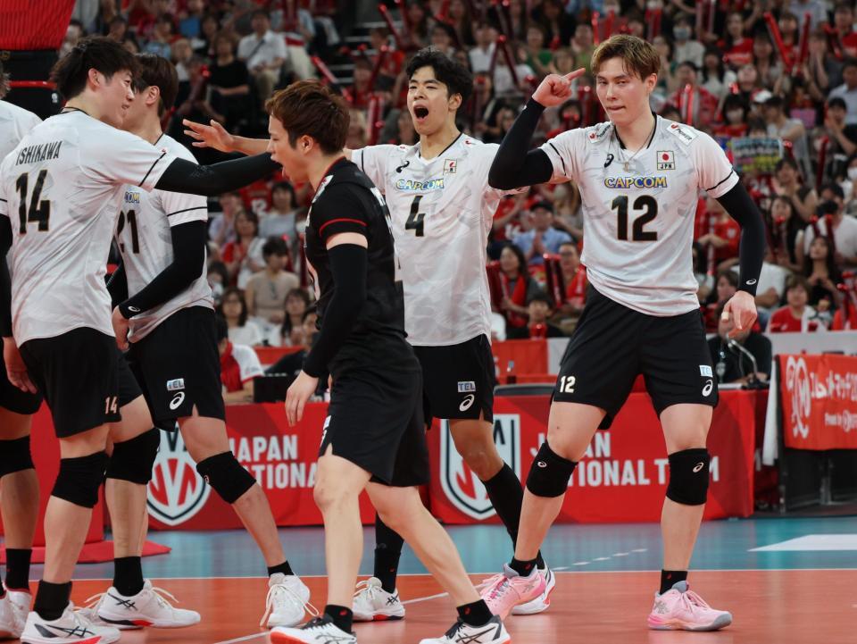 第２セット、サービスエースを決め喜ぶ高橋藍（右端）＝撮影・金田祐二