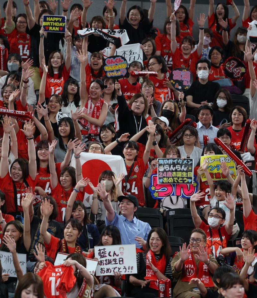 高橋藍の誕生日を祝福するファン（撮影・金田祐二）