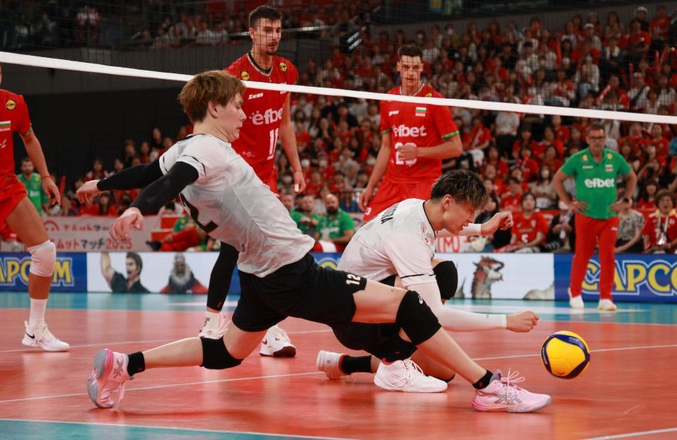 第２セット、高橋藍は足でボールを追うも届かず（撮影・金田祐二）