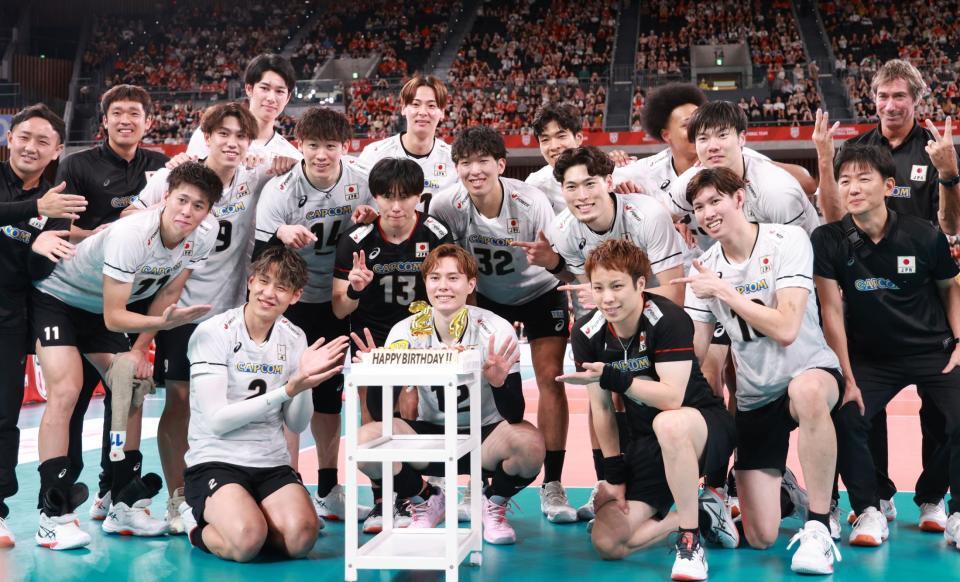 チームに誕生日を祝福される高橋藍（撮影・金田祐二）