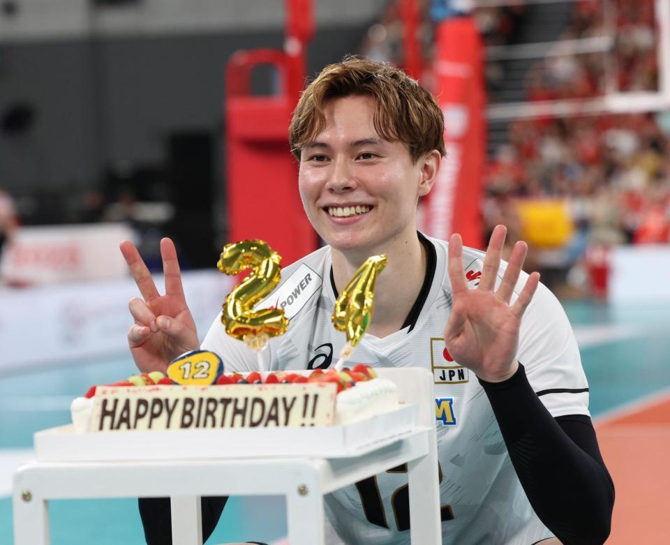 誕生日ケーキに笑顔の高橋藍＝有明アリーナ（撮影・金田祐二）