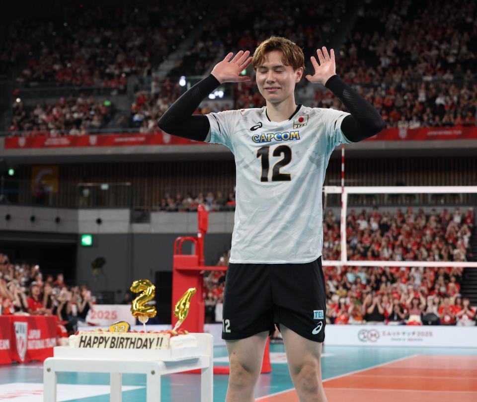 会場の祝福に耳をすます高橋藍（撮影・金田祐二）