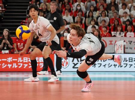 　第２セット、懸命にボールを追う高橋藍　