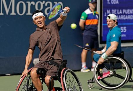 　車いすの部男子ダブルス１回戦でプレーする小田凱人（左）、グスタボ・フェルナンデス組＝ニューヨーク（共同）