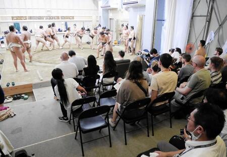 　仮設の伊勢ケ浜部屋の稽古場。段差のある上がり座席には椅子が並べられている