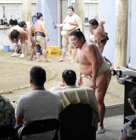 　伊勢ケ浜親方と話をする尊富士
