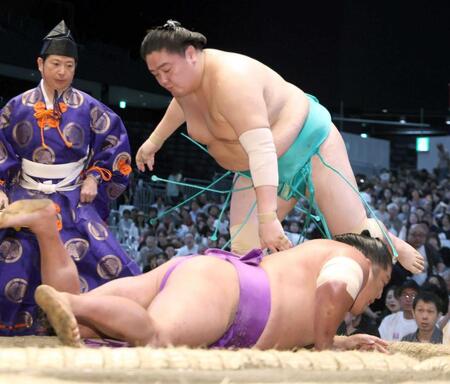 　一山本（上）がはたき込みで尊富士を破る＝７月１９日