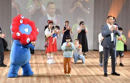 　大阪・関西万博のイベントで紙風船を使ったエクササイズを行う（前列右から）スポーツ庁の室伏広治長官、永尾柚乃さんら＝３日午後、大阪市此花区の夢洲