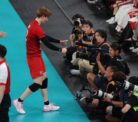 　第１セット、足でレシーブしカメラマンエリアに突っ込む高橋藍。カメラマンを心配（撮影・金田祐二）