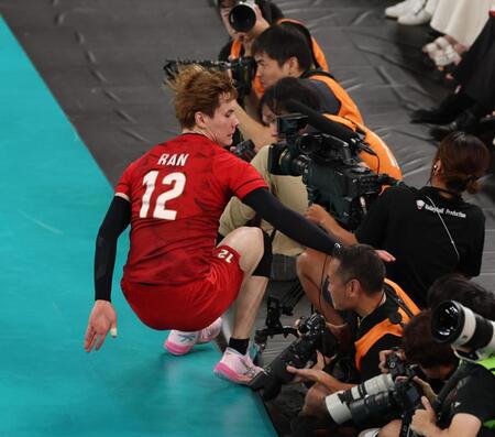 　第１セット、足でレシーブしカメラマンエリアに突っ込む高橋藍（撮影・金田祐二）