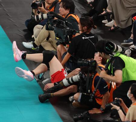 【写真】高橋藍がヒヤリ　キックレシーブ後に勢い余ってカメラマンエリアへ　会場騒然