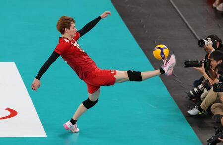 　第１セット、足でレシーブしカメラマンエリアに突っ込む高橋藍（撮影・金田祐二）