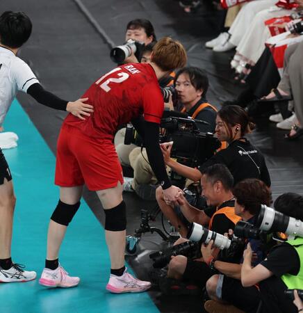 　第１セット、足でレシーブしカメラマンエリアに突っ込む高橋藍。カメラマンと握手（撮影・金田祐二）