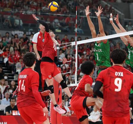 　第３セット、スパイクを放つ高橋藍（撮影・金田祐二）