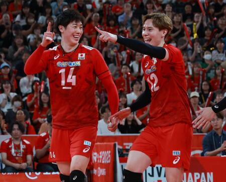 　第３セット、ポイントに笑顔の石川祐希、高橋藍（撮影・金田祐二）