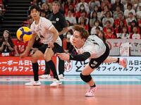 　第２セット、懸命にボールを追う高橋藍　