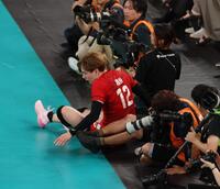 　第１セット、足でレシーブしカメラマンエリアに突っ込む高橋藍（撮影・金田祐二）