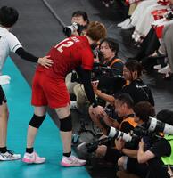 　第１セット、足でレシーブしカメラマンエリアに突っ込む高橋藍。カメラマンと握手（撮影・金田祐二）