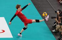 　第１セット、足でレシーブしカメラマンエリアに突っ込む高橋藍（撮影・金田祐二）