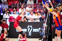 　スパイクを打つ佐藤淑乃　©Ｖｏｌｌｅｙｂａｌｌ　Ｗｏｒｌｄ