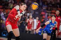 　準々決勝のオランダ戦でレシーブする石川（Ｖｏｌｌｅｙｂａｌｌ　Ｗｏｒｌｄ提供）
