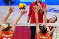 　準々決勝のオランダ戦でスパイクを打つ石川（ＡＰ＝共同）