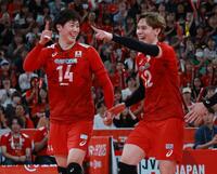 　第３セット、ポイントに笑顔の石川祐希、高橋藍（撮影・金田祐二）