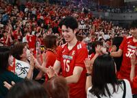 　ファンと笑顔でタッチする甲斐優斗（撮影・金田祐二）