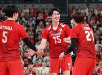 　第４セット、ポイントを決め笑顔の甲斐優斗（撮影・金田祐二）