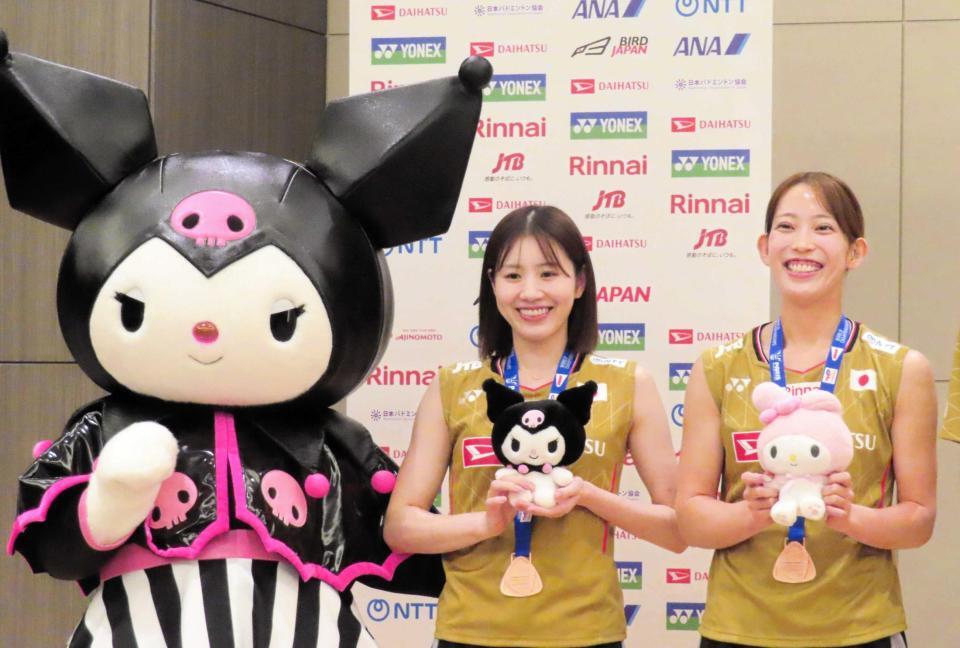 　サプライズ登場したサンリオのキャラクター・クロミちゃんと写真撮影に応じる志田千陽（左）と松山奈未