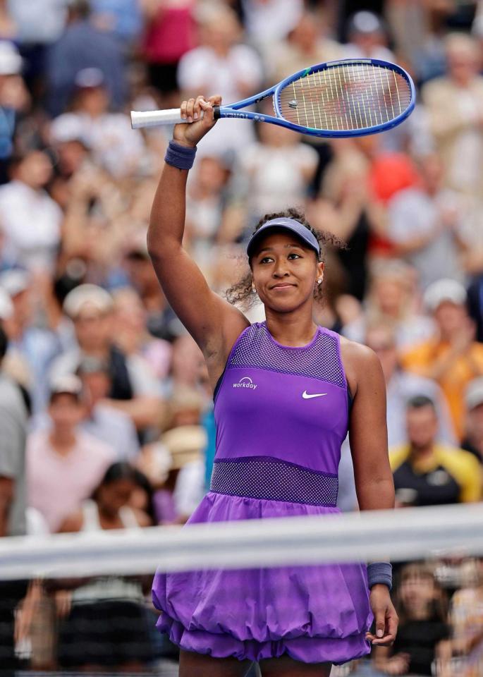 　女子シングルス４回戦で勝利し、歓声に応える大坂なおみ（共同）