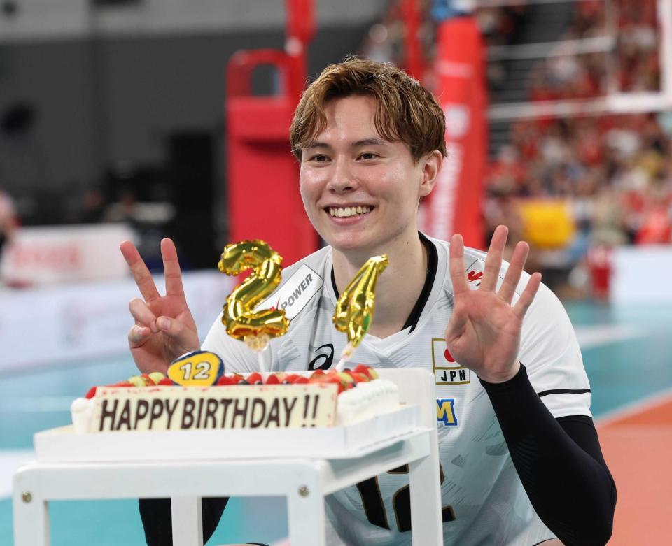 　誕生日ケーキに笑顔（撮影・金田祐二）