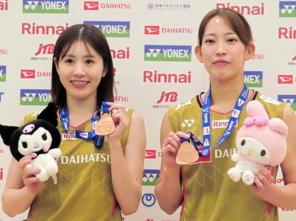 　バドミントンの世界選手権から２日に帰国し、会見を開いた志田千陽（左）と松山奈未