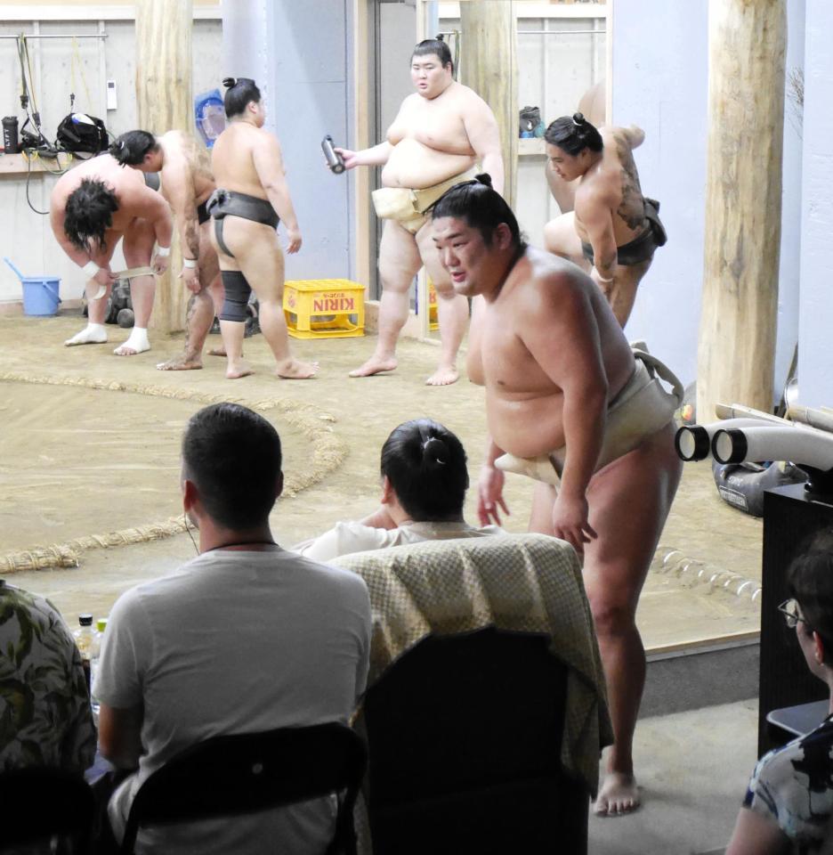 　伊勢ケ浜親方と話をする尊富士
