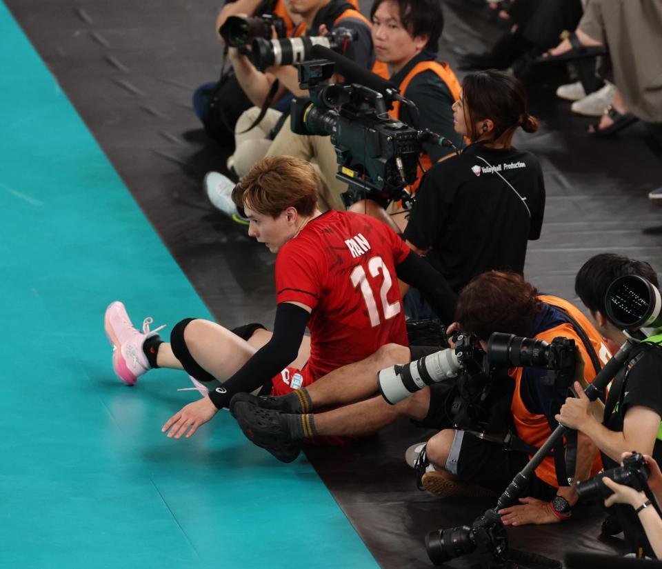 　第１セット、足でレシーブしカメラマンエリアに突っ込む高橋藍（撮影・金田祐二）