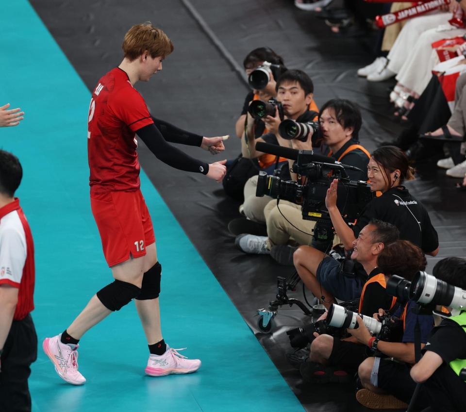 　第１セット、足でレシーブしカメラマンエリアに突っ込む高橋藍。カメラマンを心配（撮影・金田祐二）