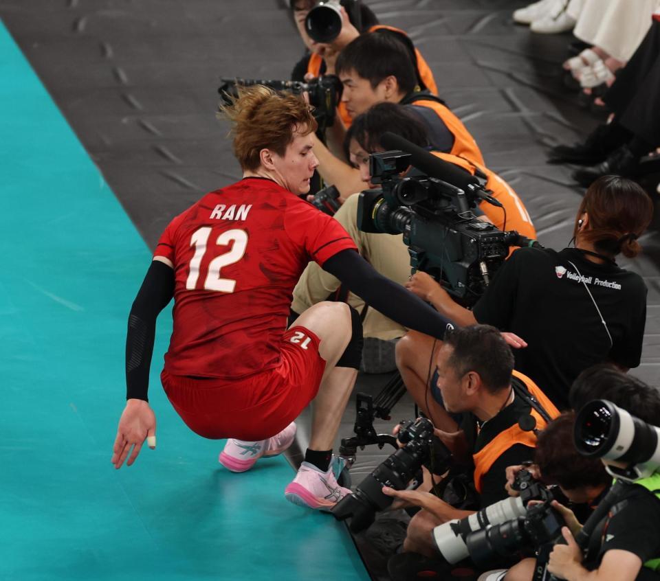 　第１セット、足でレシーブしカメラマンエリアに突っ込む高橋藍（撮影・金田祐二）