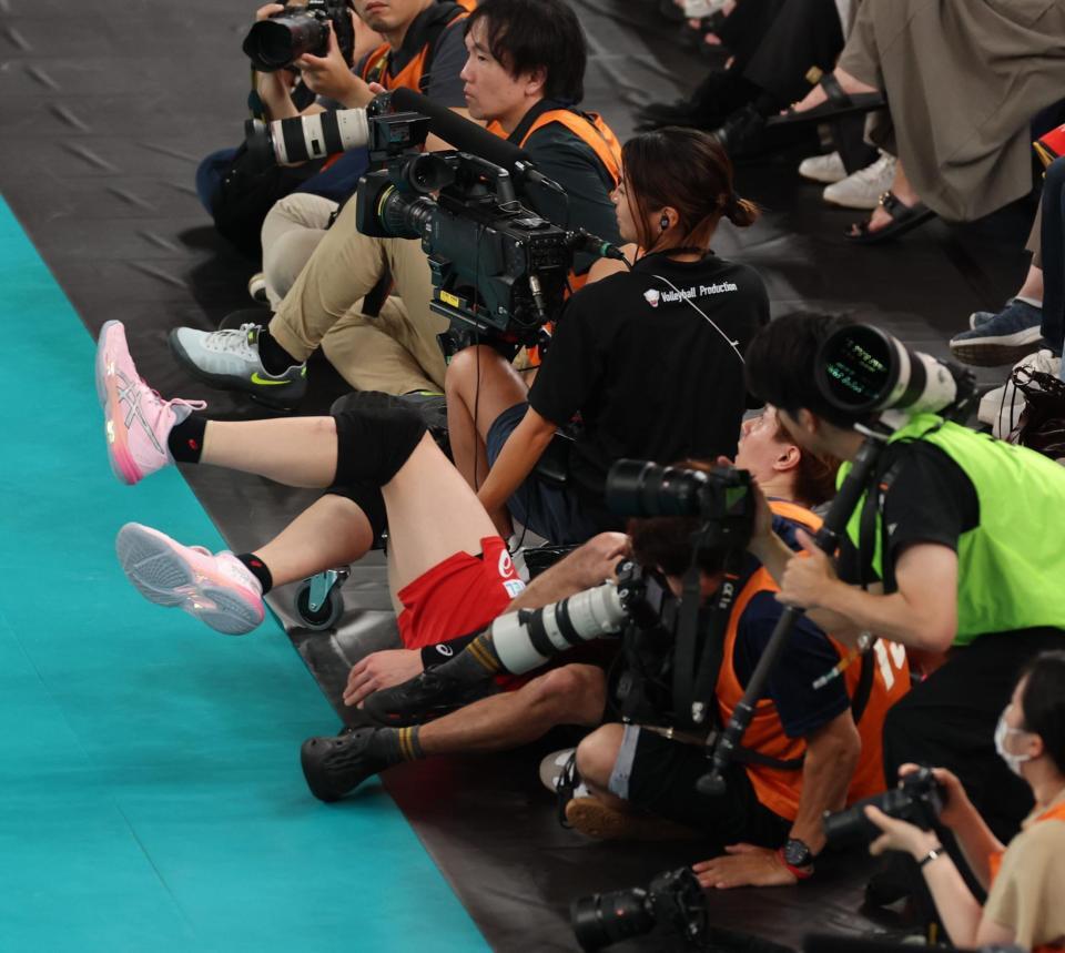 　第１セット、足でレシーブしカメラマンエリアに突っ込む高橋藍（撮影・金田祐二）