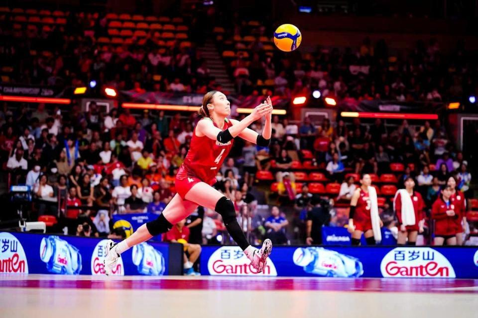 　サーブを打つ石川真佑　©Ｖｏｌｌｅｙｂａｌｌ　Ｗｏｒｌｄ