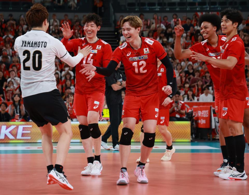 　第３セット、ポイントに笑顔の石川祐希　高橋藍ら日本チーム（撮影・金田祐二）