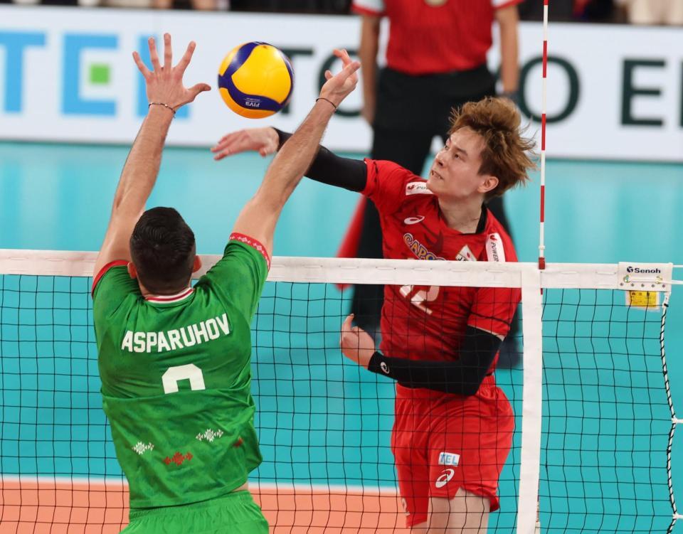 　第１セット、スパイクを放つ高橋藍（撮影・金田祐二）