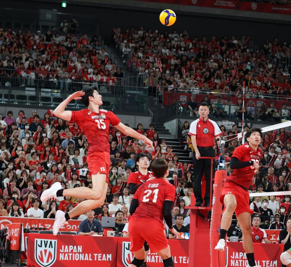 　第５セット、バックアタックで試合を決めた甲斐優斗（撮影・金田祐二）